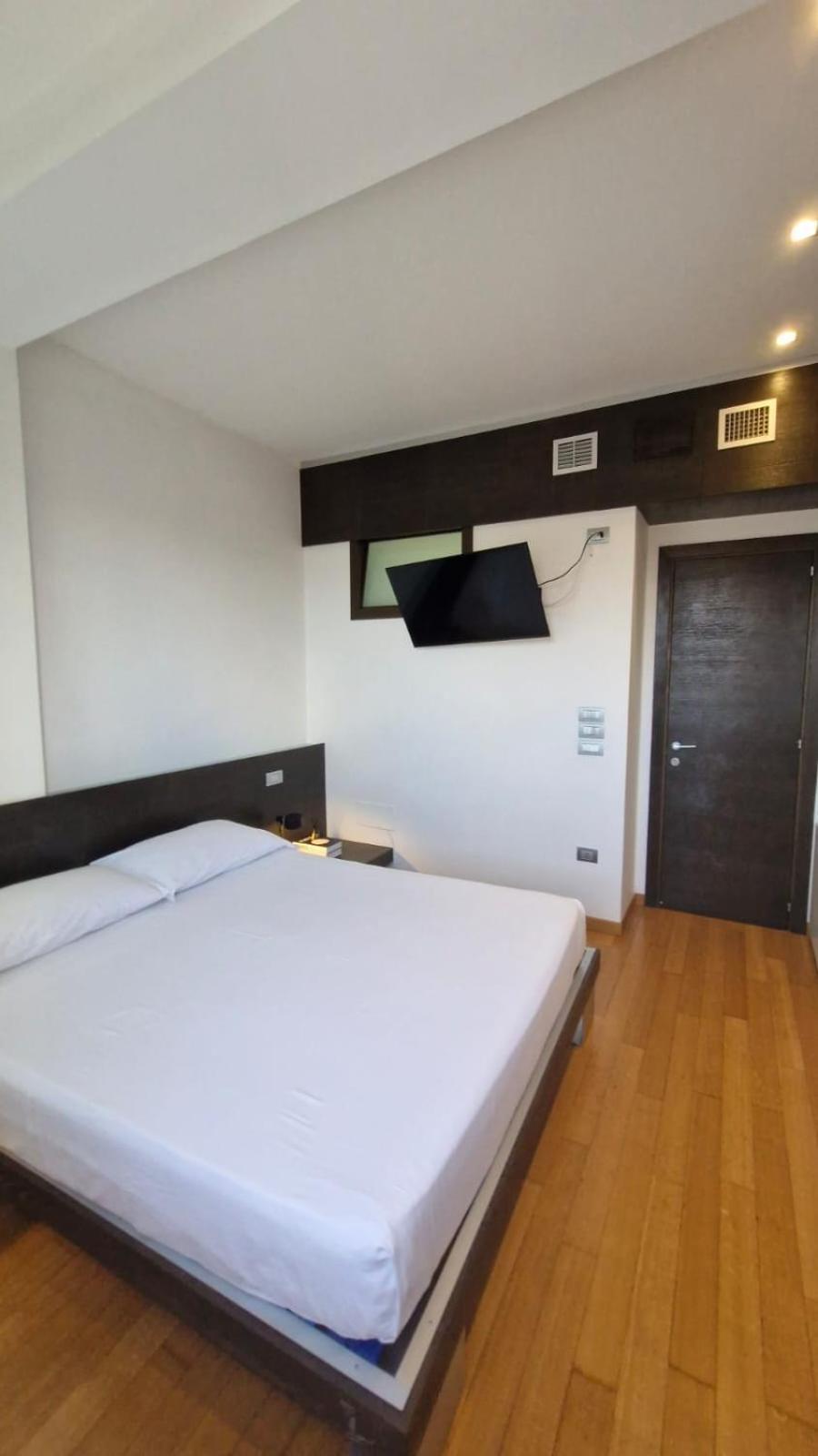 Attico Reale - In Centro, Tra Stazione E Bari Vecchia Apartment Bagian luar foto